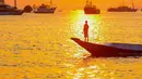 Tak heran jika Labuan Bajo dikenal luas sebagai Kota Seribu Sunset, sebuah daya tarik yang membuat siapa pun ingin kembali. Tampak dalam foto, Sebuah perahu melintas di perairan Labuan Bajo, Flores, Nusa Tenggara Timur sesaat sebelum matahari terbenam. (merdeka.com/Arie Basuki)