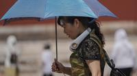 Meskipun banyak pekerja tetap mengirimkan paket, memasang batu bata dan mengangkut barang di tengah kekhawatiran akan pemulihan ekonomi yang goyah. (AP Photo/Andy Wong)
