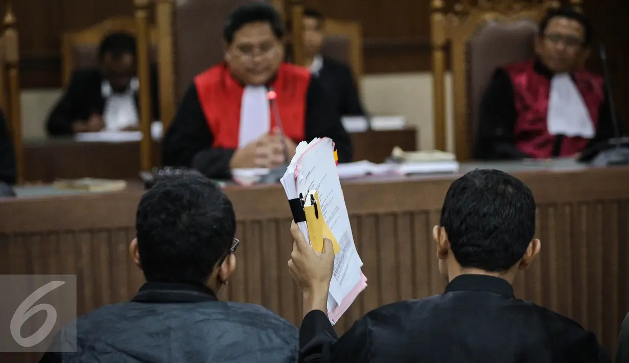 Dua pengacara LBH, Tigor Gemdita Hutapea, S.H. dan Obed Sakti Andre Dominika, S.H. mengikuti sidang terkait dugaan kriminalisasi yang dilakukan oleh aparat kepolisian terhadap mereka Jakarta, Senin (28/3/2016). (Liputan6.com/Faizal Fanani)
