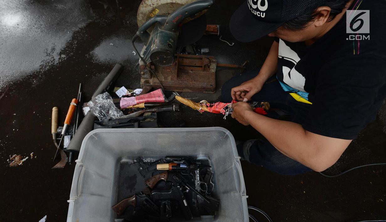 Petugas menata barang bukti penanganan perkara tahun 2018 hingga 2019 untuk dimusnahkan di Kejaksaan Negeri Jakarta Timur, Rabu (24/4). Beberapa jenis narkoba, senjata api dan senjata tajam yang dimusnahkan merupakan hasil pengungkapan kasus hukum di wilayah Jakarta Timur. (merdeka.com/Imam Buhori)