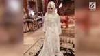 Kamar dipenuhi dengan dekorasi bertema merah dan emas.