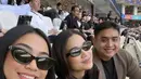 Berada di stadium, Azizah tampil dengan kacamata hitam. Ia mengaplikasikan makeup tipisnya dengan blush on pink dan lipstik sesuai warna bibir. [@azizahsalsha_]