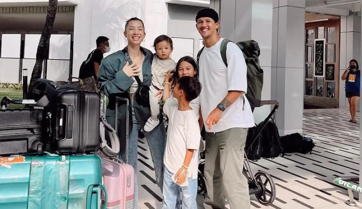 Atau tampil kompak dengan outfit nuansa warna cool tone seperti biru, putih, dan army ini. (Instagram/jenniferbachdim).