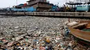 Penampakan sampah yang menutupi pinggir laut kawasan Pelabuhan Muara Baru, Jakarta Utara, Senin (29/7/2019). Indonesia memiliki populasi pesisir sebesar 187,2 juta yang setiap tahunnya menghasilkan 3,22 juta ton sampah plastik yang tak terkelola dengan baik. (Liputan6.com/Johan Tallo)