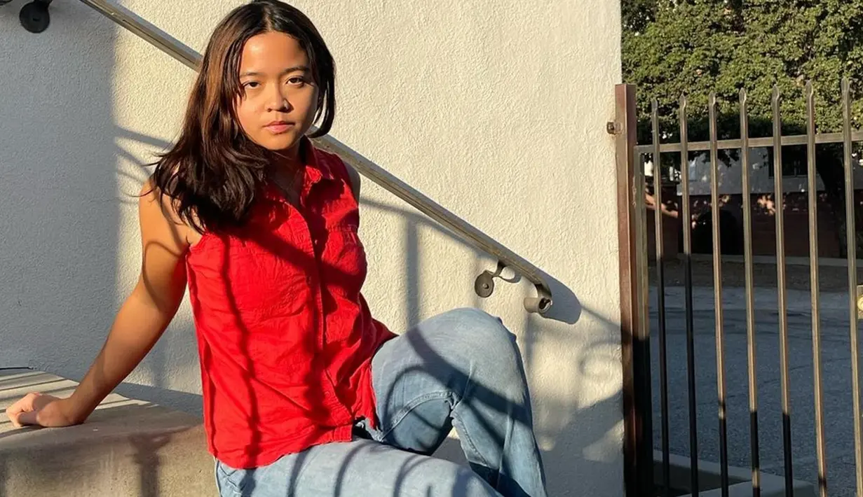 Cinta mengungkapkan rasa rindunya kepada sang ibunda. Saking kangennya, Cinta sampai merombak pakaiannya dengan lagu favoritnya. Astrid pun memberi respons di kolom komentar, bahwa putri sulungnya itu makin mirip dirinya ketika muda. (Liputan6.com/IG/@cintakuya)