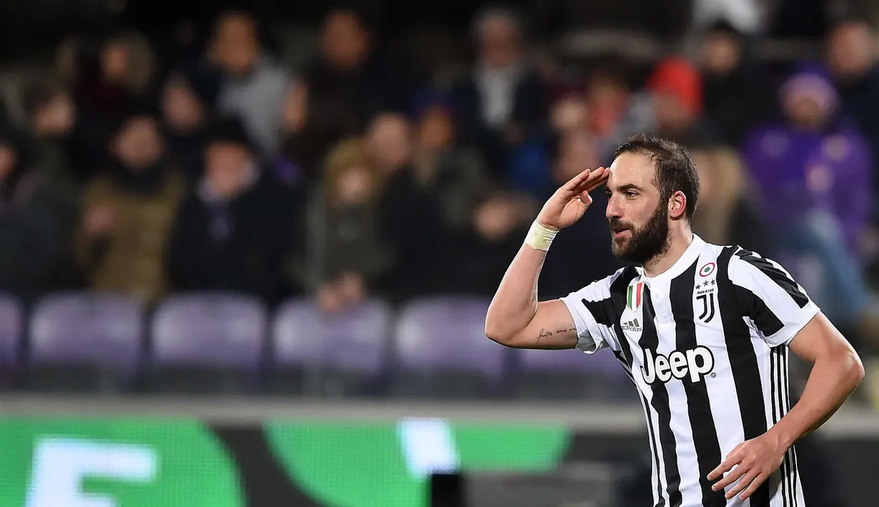 Penyerang Juventus, Gonzalo Higuain melakukan selebrasi usai mencetak gol ke gawang Fiorentina pada lanjutan Liga Serie A Italia di stadion Atemio Franchi, Florence (9/2). Juventus menang 2-0. (AFP Photo/Filippo Monteforte)
