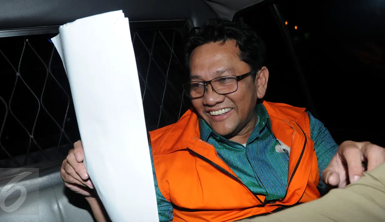 Direktur PT Banten Global Development, Ricky Tampinongkol usai diperiksa KPK, Jakarta, Rabu (2/12/2015). Ricky Tampinongkol adalah satu dari 8 orang yang tertangkap OTT oleh penyidik KPK di kawasan Serpong. (Liputan6.com/Helmi Afandi)