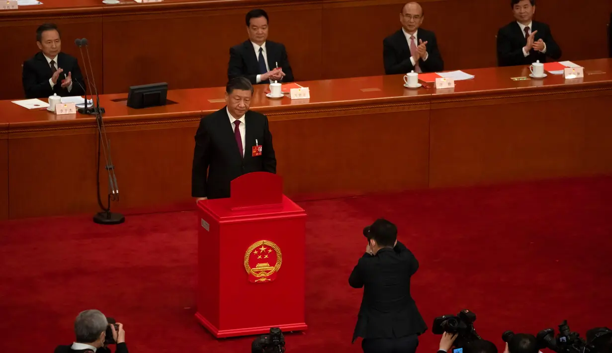 Presiden China Xi Jinping memberikan suaranya dalam sesi Kongres Rakyat Nasional (NPC) di Aula Besar Rakyat di Beijing, Jumat, 10 Maret 2023. Pemimpin China Xi Jinping terpilih secara aklamasi sebagai Presiden dalam sesi Kongres Rakyat Nasional (NPC) China dan menempatkannya untuk tetap berkuasa di tengah tantangan ekonomi dan meningkatnya ketegangan dengan AS serta negara-negara lain. (AP Photo/Mark Schiefelbein)