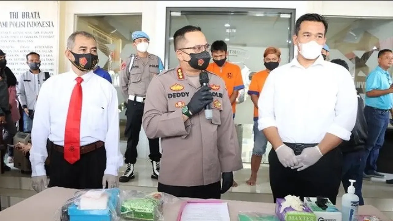 Kapolres Banyuwangi Kombes Pol Deddy Foury Millewa  tunjukan barang bukti sabu seberat 1 Kg pada acara pers realis di Mapolresta Banyuwangi (Hermawan Arifianto/Liputan6.com)