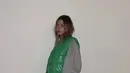 Hailey Bieber tampil sporty dengan hoodie dan pants abu-abu yang ia padukan dengan padding vest dan handbag hijau. Istri dari Justin Biaber ini pun mengkombinasikannya dengan sneakers putih dengan kaos kaki yang sedikit terlihat.(@haileybieber)