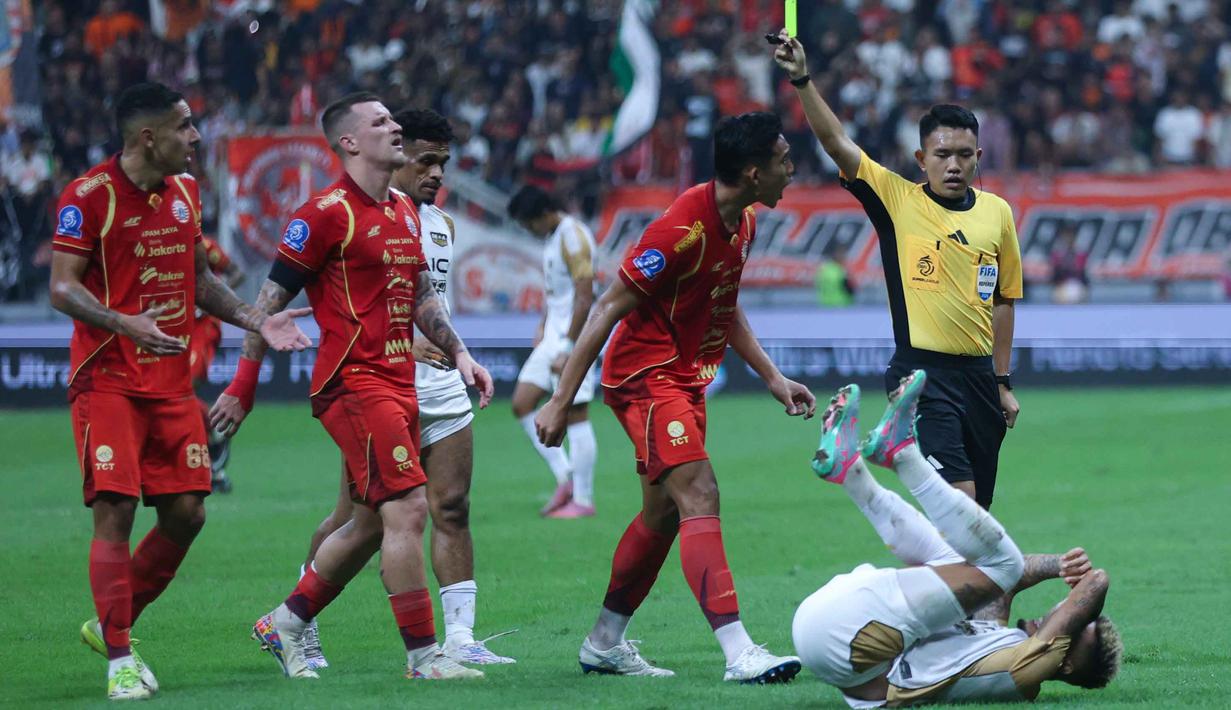 Namun, Macan Kemayoran gagal mempertahankan keunggulan. Tampak dalam foto, pemain Persija melakukan aksi protes kepada wasit saat pertandingan lanjutan BRI Super League 2025/2026 melawan Dewa United Banten FC di Jakarta International Stadium (JIS), Minggu (15/3/2026) malam WIB. (Bola.com/M Iqbal Ichsan)