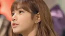 Lisa memang senang mewarnai rambutnya dengan warna-warna yang mencolok. Tapi ia terlihat bergitu menawan saat mewarnai rambutnya dengan warna yang natural. (Foto: koreaboo.com)