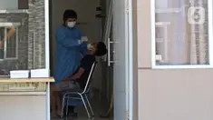 Pasien Covid 19 menjalani tes usap di rumah isolasi terpusat Bekasi Berantas Pendemi (Berani) di Jababeka, Cikarang, Kabupaten Bekasi, Jawa Barat, Rabu (28/7/2021). Rumah isolasi tersebut dapat menampung 660 pasien COVID-19 bergejala ringan dan tenaga kesehatan. (Liputan6.com/Herman Zakharia)