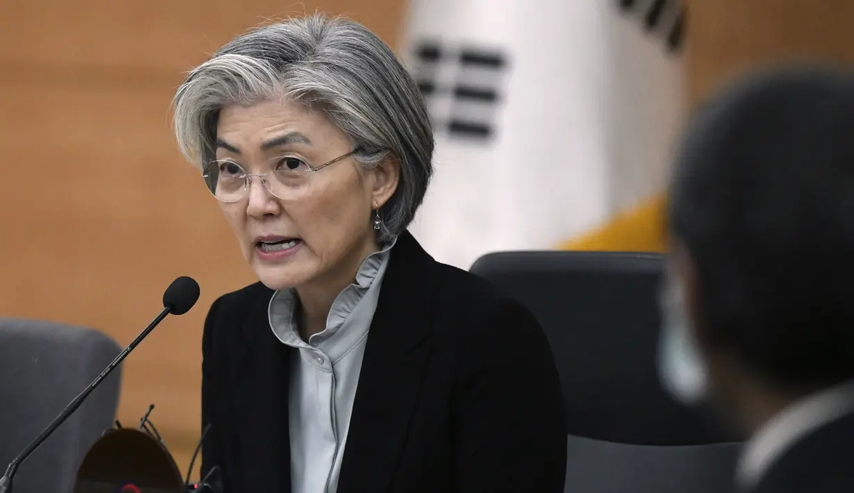 Para diplomat asing mengenakan masker menghadiri konferensi di Kementerian Luar Negeri Korea Selatan di Seoul, Jumat (6/3/2020). Konferensi mendengarkan pengarahan dari Menteri Luar Negeri Korea Selatan Kang Kyung-wha mengenai situasi terkini terkait virus corona. (Jung Yeon-je/Pool Photo via AP)
