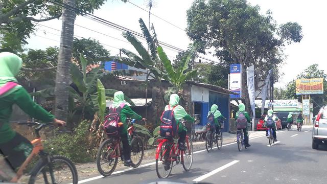 Puluhan siswa SMP pulang sekolah bersepeda di Purworejo, Jawa Tengah. (Foto: Liputan6.com/Muhamad Ridlo)