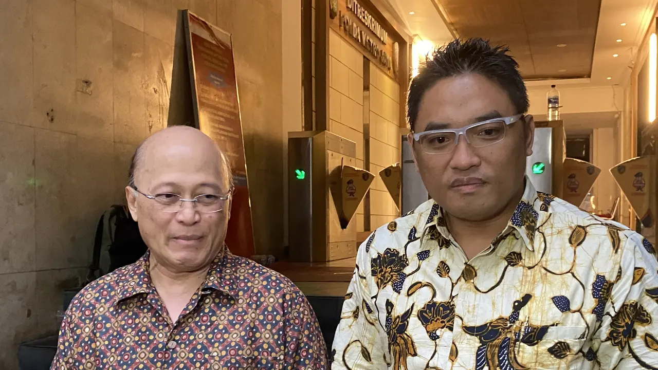 Mario Teguh dan pengacaranya mendatangi Polda Metro Jaya, Jumat (9/8/2023). (Liputan6.com/Ady Anugrahadi)