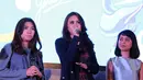 "Unik pas mendengarkannya. Seperti ada rocknya, dangdutnya. Terasa sekali bahwa musik di Indonesia beraneka macam jenis, dan pasti semuanya punya pendengar masing-masing," kata Momo menambahkan. (Nurwahyunan/Bintang.com)