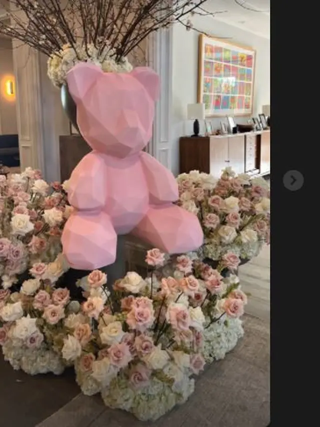 Kylie Jenner Pamer Dapat Ratusan Bunga Mawar dari Travis Scott Saat Hari Valentine 2022