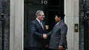 Kunjungan ini bagian dari agenda resmi kenegaraan untuk memperkuat hubungan bilateral Indonesia dan Inggris. Tampak dalam foto, Perdana Menteri Inggris Keir Starmer (kiri) menyambut Presiden Indonesia Prabowo Subianto di Downing Street untuk pertemuan mereka di pusat kota London pada 20 Januari 2026. (JUSTIN TALLIS/POOL/AFP)