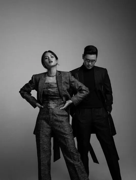 Dalam potret hitam putih, sejoli ini tampil serasi berbalut two-piece blazer rancangan desainer Wilsen William. (Foto: Instagram/maudyayunda)