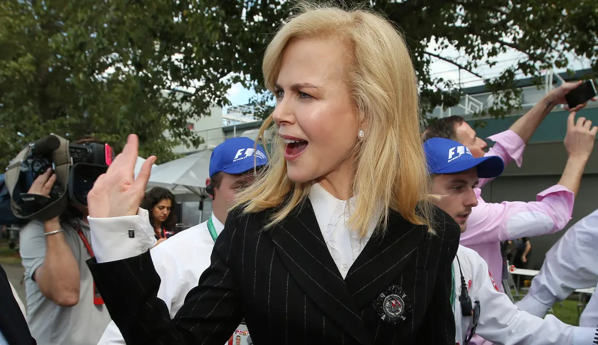Aktris Australia, Nicole Kidman menyapa para fans saat akan menyaksikan latihan dalam balapan Grand Prix F1 Australia di Melbourne, Sabtu (25/3). Nicole Kidman jadi pusat perhatian para fans. (AP Photo / Rick Rycroft)