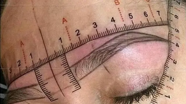9 Cara Nyeleneh Wanita Bikin Alis, Ada yang Pakai Hanger Jemuran