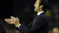 Pelatih Los Blancos, Santiago Solari puas dengan penampilan anak asuh nya saat melawan Celta Vigo pada laga lanjutan pekan ke-12 La Liga 2018/19, Senin (12/11) yang berlangsung di stadion Balaidos, Spanyol. Real Madrid menang 4-2. (AFP/Miguel Riopa)
