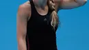 Petenis Denmark, Caroline Wozniacki saat sesi latihan menjelang kejuaraan tenis Australia Terbuka di Melbourne, Australia, Sabtu (18/1/2020). (AP Photo/Lee Jin-man)