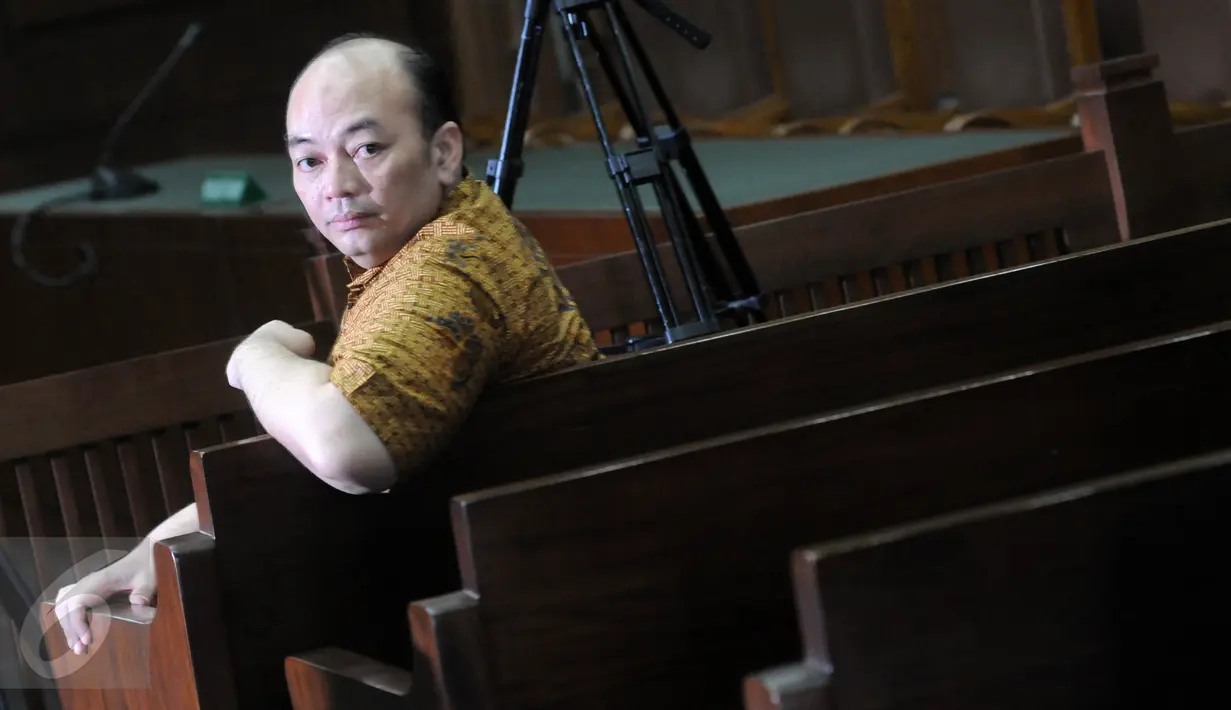  Kasubdit Kasasi Perdata MA Andri Tristianto Sutrisna saat menjalani sidang perdana di Pengadilan Tipikor, Jakarta, Kamis (23/6).  Andri menjadi terdakwa untuk kasus makelar kasus di MA. (Liputan6.com/Helmi Afandi)