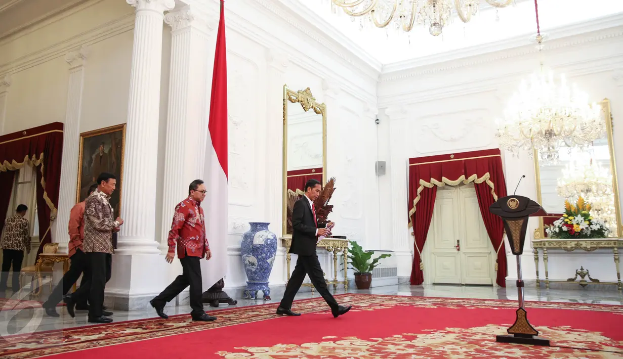 Presiden Jokowi (kanan) bersama Ketum PAN Zulkifli Hasan dan Ketum Hanura Wiranto bersiap memberi keterangan di Istana Negara, Jakarta, Rabu (2/9/2015). PAN menyatakan resmi bergabung dengan koalisi partai pendukung pemerintah.(Liputan6.com/Faizal Fanani)