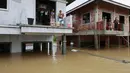 Banjir juga menyebabkan ratusan bahkan ribuan warga harus mengungsi dari rumah mereka. Tampak dalam foto, warga memandang dari rumah mereka yang terendam banjir tinggi di Hat Yai, Provinsi Songkhla, Thailand selatan, pada Rabu 26 November 2025. (Sarot Meksophawannakul/THAI NEWS PIX/AFP)
