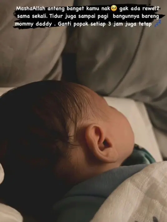 Melahirkan di usia 21 tahun, Yasmine Ow tengah menikmati perannya sebagai seorang ibu. Melalui laman Instagramnya, artis kelahiran Sabah, Malaysia ini kerap ceritakan soal buah hatinya yang menggemaskan. Foto Baby Zayn saat sedang tidur, Yasmine ungkap jika anak pertamanya ini tidak rewel dan ikut bangun pagi bersamaan dengan dirinya. Kini sudah dikaruniai anak, pemandangan pagi hari Yasmine Ow kini berbeda. (Liputan6.com/IG@yxsmine.ow)