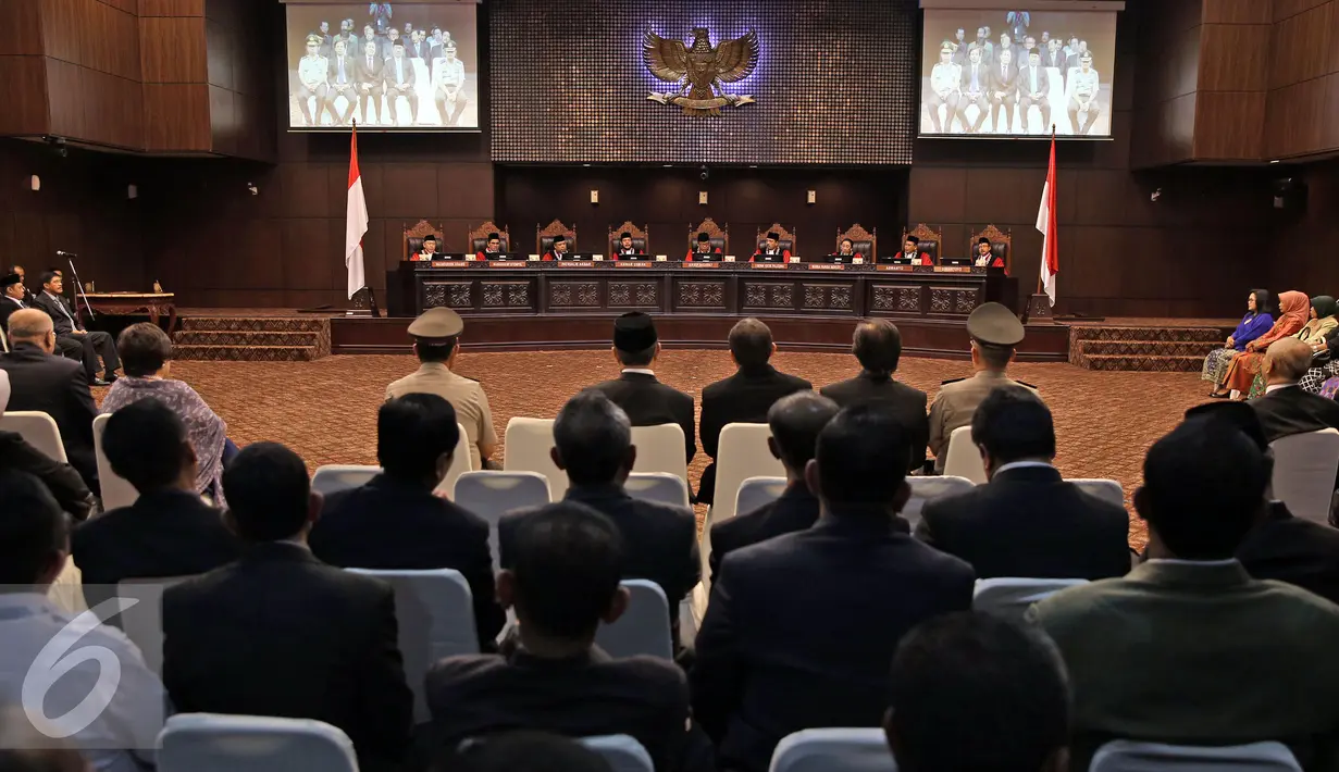 Suasana usai sidang pengambilan sumpah Anwar Usman yang terpilih kembali menjadi acara Wakil Ketua MK, Jakarta, Senin (11/4/2016). (Liputan6.com/Faizal Fanani)