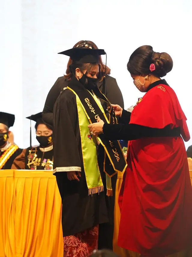 7 Momen Prilly Latuconsina Wisuda, Jadi Lulusan Terbaik