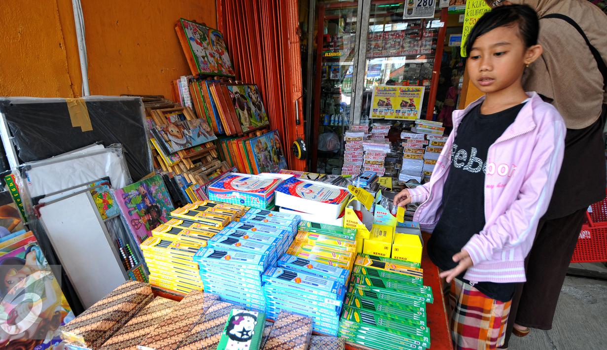 Seorang anak sedang melihat-lihat perlengkapan sekolah, Jakarta, Minggu (26/7/2015). Jelang tahun ajaran baru 2015/2016, penjualan buku tulis dan perlengkapan sekolah diperkirakan terus meningkat hingga Agustus mendatang. (Liputan6.com/Yoppy Renato)