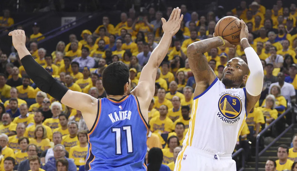 Pemain Warriors, Marreese Speights #5 melakukan tembakan saat dihadang pemain OKC Thunder, Enes Kanter #11 pada Final Wilayah Barat NBA Playoffs di Oracle Arena, Kamis (19/5/2016) WIB. Warriors menang 118-91. (Kyle Terada-USA TODAY Sports)