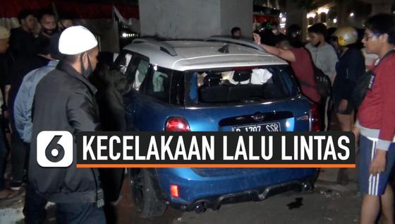 VIDEO: Akibat Ngebut Mobil Mewah Tabrak Separator dan Terbalik
