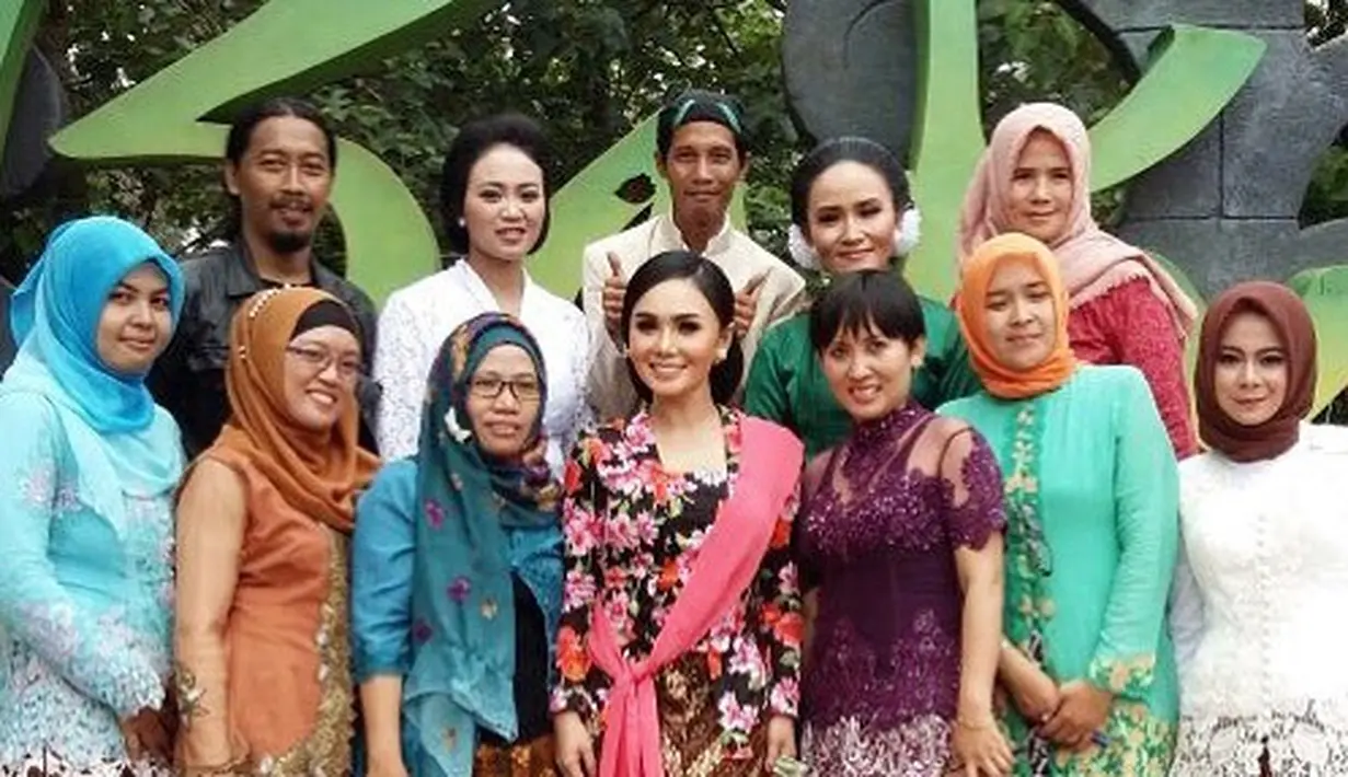 Kebaya nenek atau model jadul dengan cetakan bunga-bunga (Foto: @yunishara36)