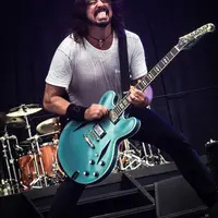Vokalis Foo Fighters, Dave Grohl alami cedera patah kaki saat manggung di Swedia.