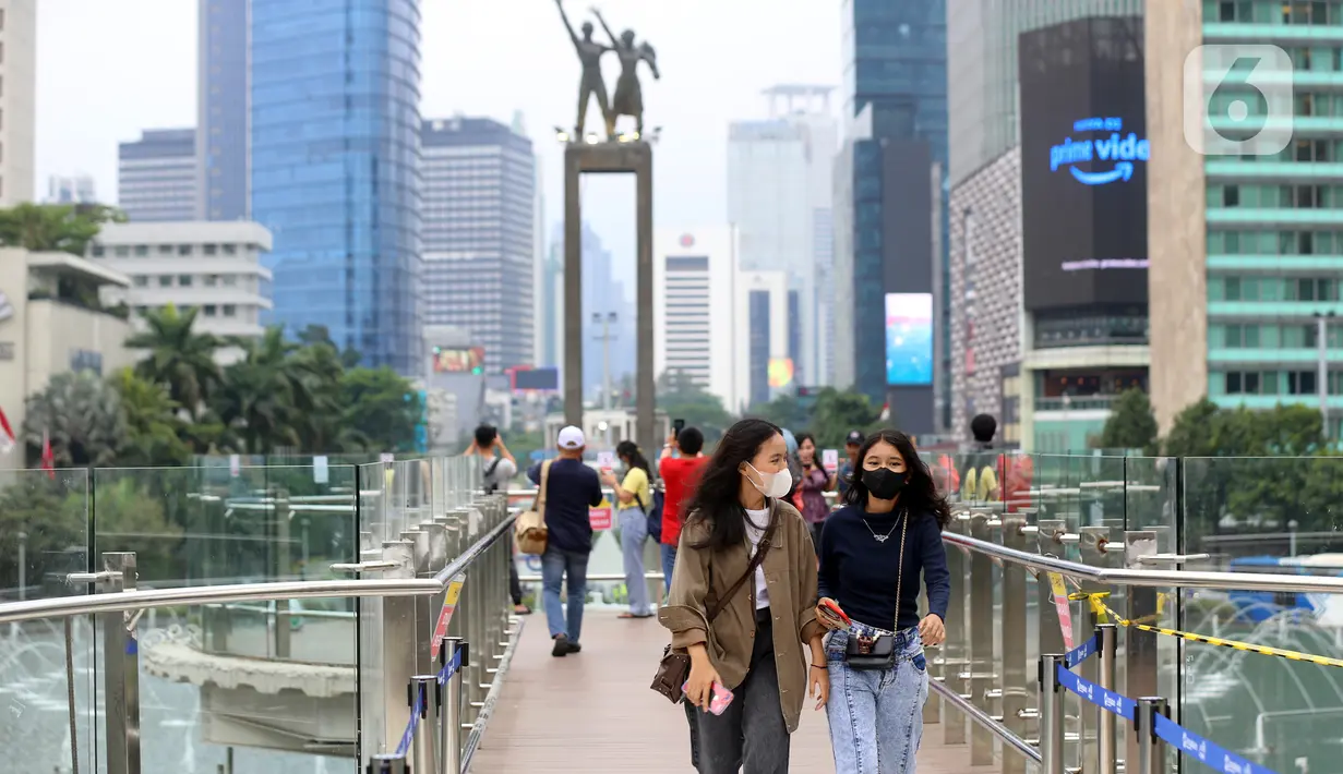 Warga menikmati pemandangan dari anjungan Halte Transjakarta Bundaran HI saat uji coba anjungan itu di kawasan Bundaran Hotel Indonesia, Jakarta, Senin (10/10/2022). Anjungan yang berada di lantai dua Halte Transjakarta Bundaran HI ini dapat menampung 20 orang. (Liputan6.com/Johan Tallo)