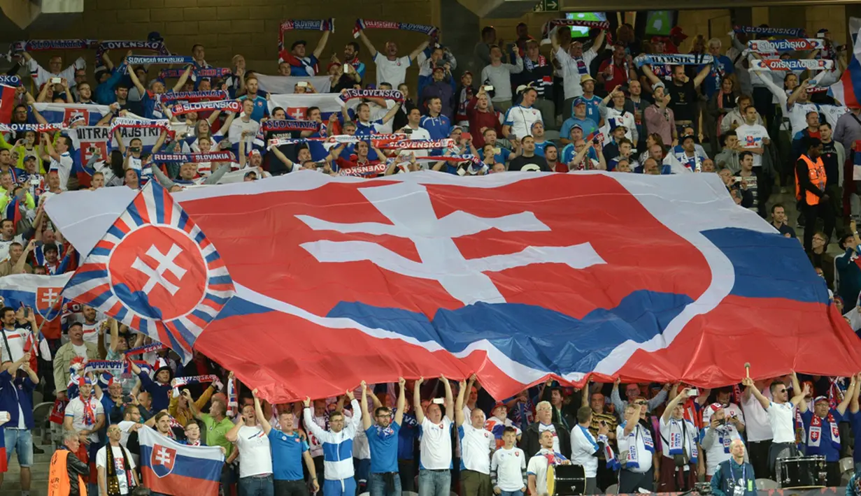 Suporter Slovakia membentangkan bendera raksasa saat melawan Rusia pada laga kedua Grup B Piala Eropa 2016 di Stadion Pierre-Mauroy, Lille, Rabu (15/6/2016) malam WIB. (AFP/Francois Lo Presti)