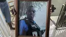 Foto petugas polisi Haiti Ricken Staniclasse yang hilang dipegang oleh putranya yang berusia 11 tahun di rumah mereka di Port-au-Prince, Sabtu (21/1/2023). Haiti telah terperosok dalam krisis politik dan ekonomi selama bertahun-tahun. Akibatnya kriminalitas dan kemiskinan semakin meningkat. (AP Photo/Megan Janetsky)