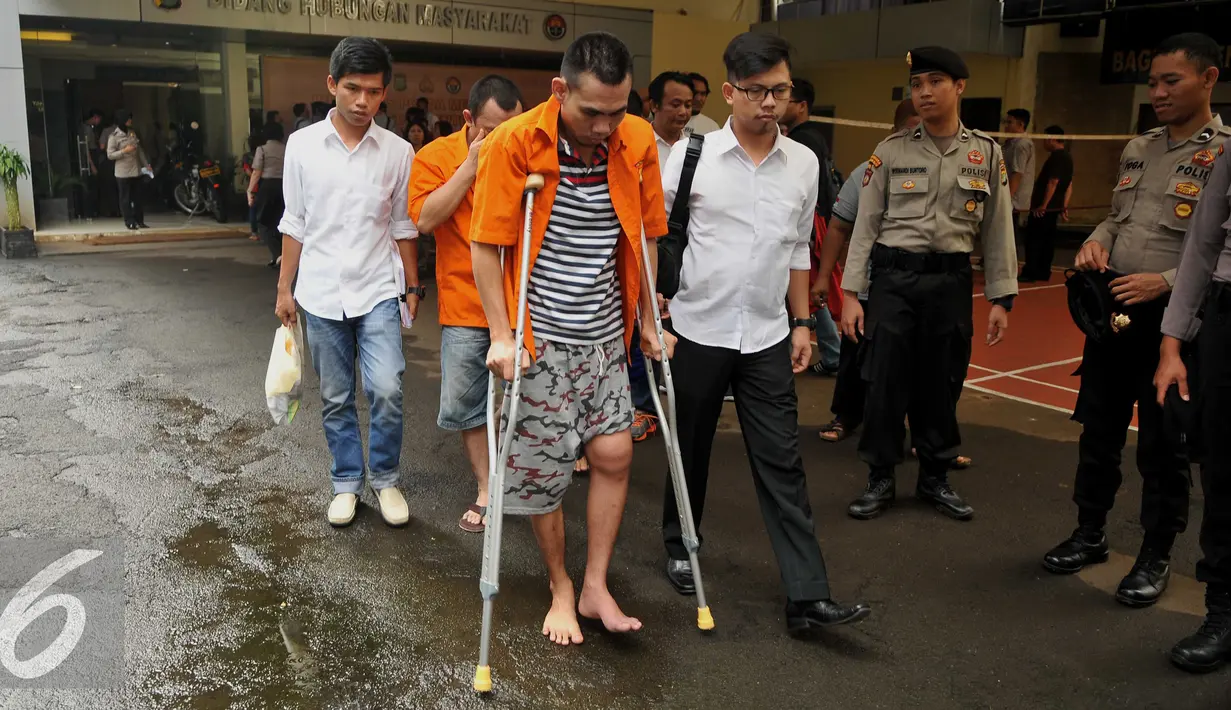 Tersangka dihadirkan dalam rilis tindak kejahatan di Polda Meto Jaya, Jakarta, Senin (15/8). Kasus yang dirilis diantaranya tindak pencurian dengan kekerasan dan tindak pidana tanpa hak membawa senjata api. (Liputan6.com/Gempur M Surya)