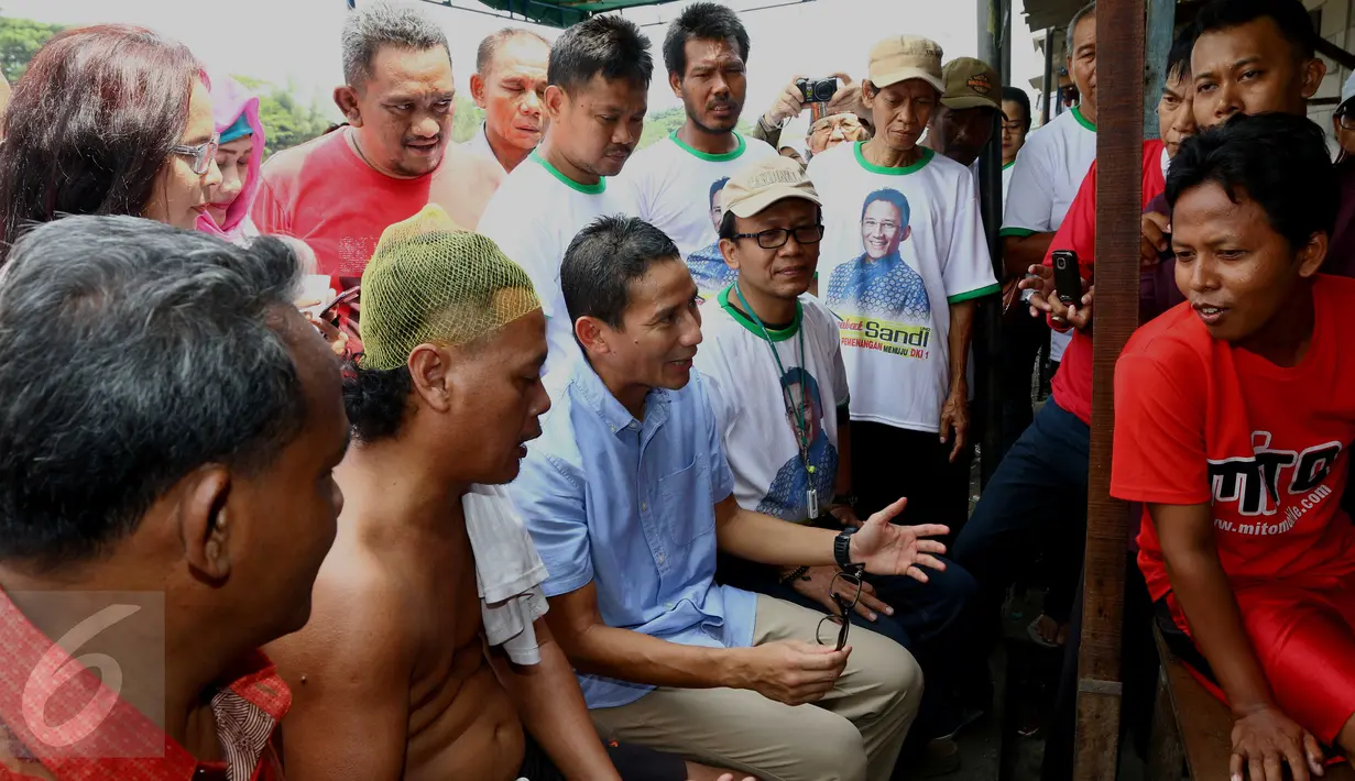  Balon Gubernur DKI Jakarta Sandiaga Uno (tengah) berdialog dengan warga Tambora, Jakarta, (10/4). Sandiaga yang berlatar pengusaha akan memberikan fokus kepada kesejahteraan masyarakat Jakarta yang dinilai mengkhawatirkan. (Liputan6.com/Gempur M Surya)