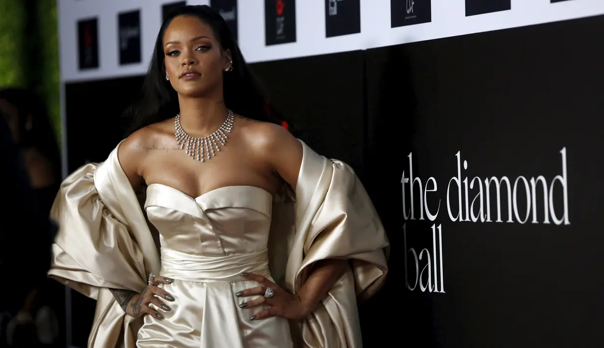 Penyanyi Rihanna berpose pada acara penggalangan dana bernama The Diamond Ball di Santa Monica, California, (10/12). Organisasi amal ini bergerak dalam bidang kesehatan, pendidikan, seni dan budaya. (REUTERS/Mario Anzuoni)