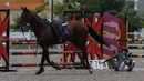 Atlet berkuda Pegasus Stable, Ahmad Yusuf Iskandar terjatuh dari kudanya Thunder pada ajang Indonesia Horse Lovers 2022 kelas Show Jumping yang berlangsung di Equinara Horse Sports, JIEP Pulomas, Jakarta (13/10/2022). Ajang ini berlangsung dari 19 Oktober hingga 23 Oktober 2022 dengan memperlombakan kelas Drassage dan Show Jumping. (Bola.com/Bagaskara Lazuardi)