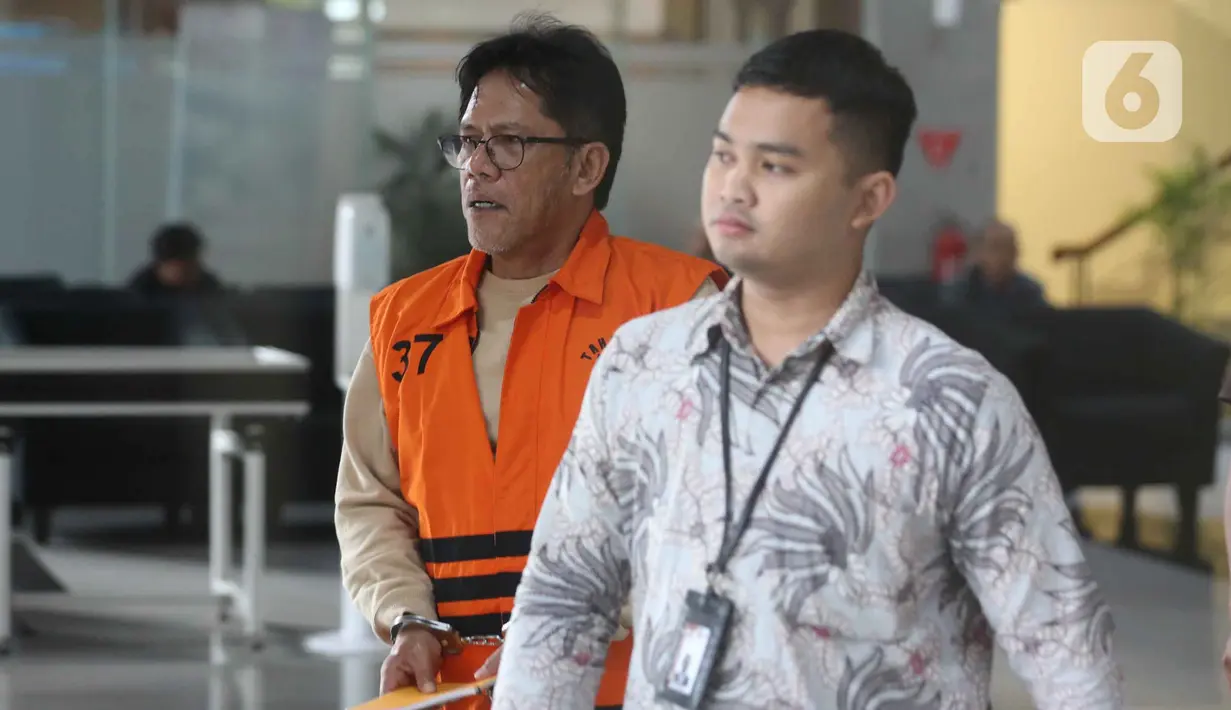 Tersangka kasus dugaan suap pengurusan izin pemanfaatan kawasan hutan yang juga Direktur Utama PT Inhutani V, Dicky Yuana Rady berjalan meninggalkan gedung Merah Putih Komisi Pemberantasan Korupsi (KPK), Jakarta, Rabu (17/9/2025). (Liputan6.com/Helmi Fithriansyah)