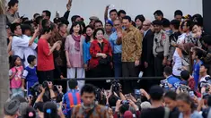Gubernur DKI Jakarta Basuki Tjahaja Purnama (Ahok) ditemani Megawati dan Veronica Tan saat menghadiri peresmian RTH dan RPTRA Kalijodo di Jakarta, Rabu (22/2). (Liputan6.com/Gempur M Surya)