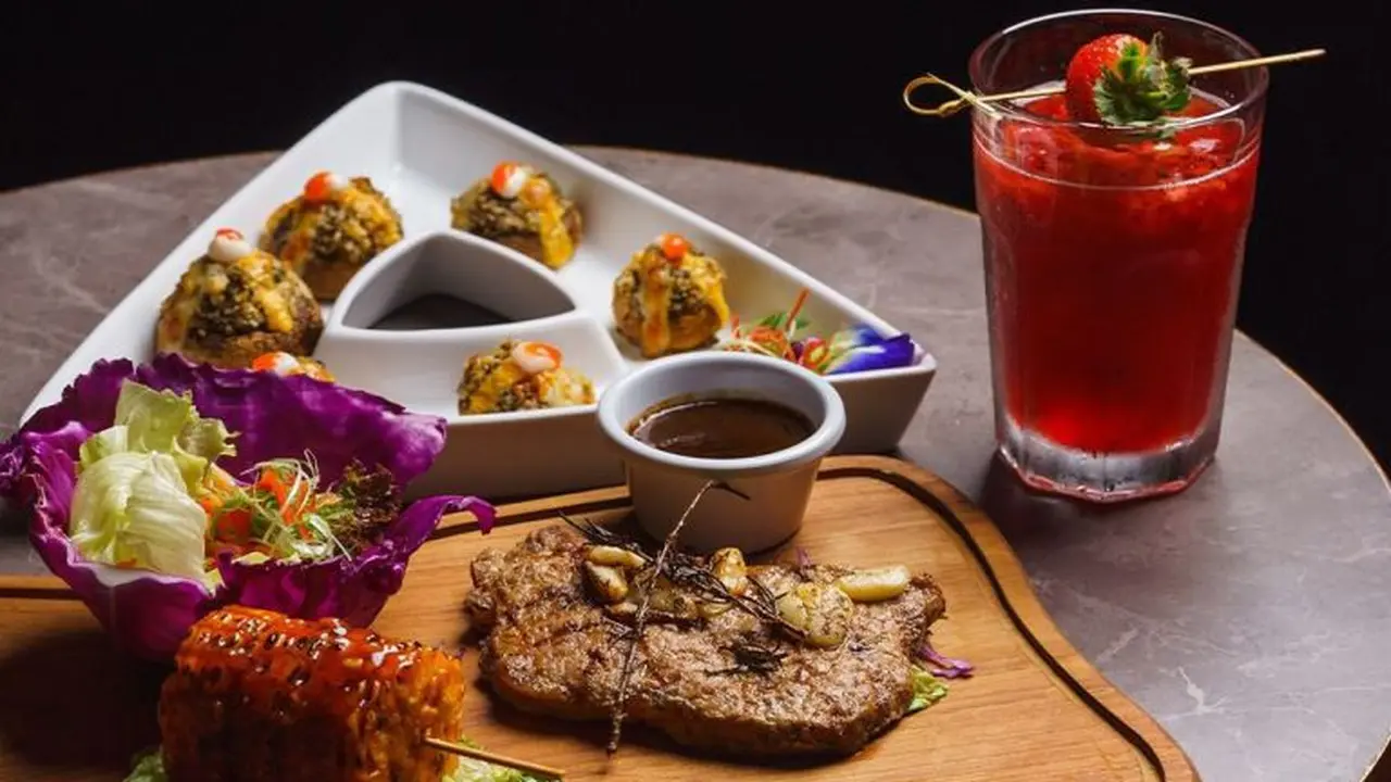 Menyantap Buffalo Wings dan Nasi Goreng Iga Berlatar Indahnya View Kota Jakarta.
