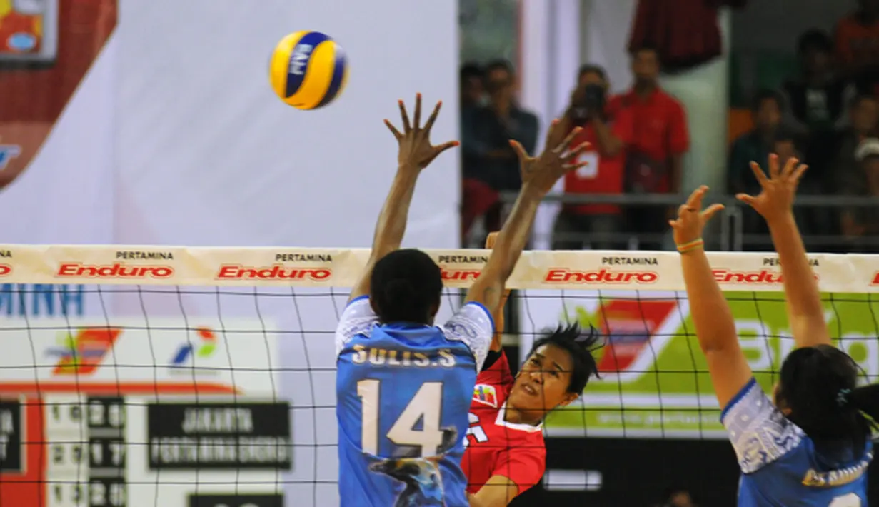 Pevoli putri Pertamina Energy, Malika Kathong (tengah) melakukan smesh saat melawan Manokwari Valeria Papua Barat pada laga Pertamina Proliga 2015 di Dome Sport Balikpapan, (6/2/2015). (Liputan6.com/Helmi Fithriansyah)